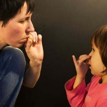 En un ambiente de humo, bebés y niños se fuman 5 cigarros