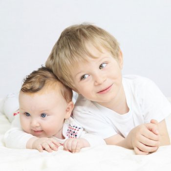La importancia de los hermanos desde la infancia a la vejez