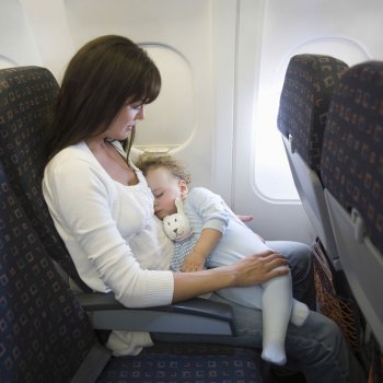 Zonas libres de niños en aviones y trenes, ¿es discriminatorio?