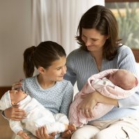 Por qué no debe faltar un muñeco entre los juguetes de tu hijo