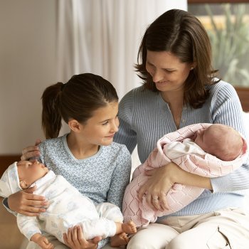 Por qué no debe faltar un muñeco entre los juguetes de tu hijo