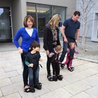Un arnés para que niños con discapacidad motora puedan caminar