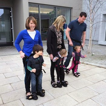 Un arnés para que niños con discapacidad motora puedan caminar
