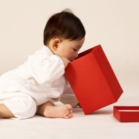 Una caja sensorial para estimular los sentidos de tu bebé