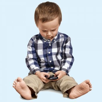 Niños más jorobados gracias a los smartphone