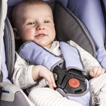 Un niño inventa un sistema para no olvidar al bebé en el coche