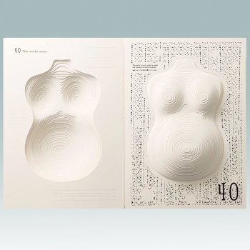 La barriga de la embarazada crece en las páginas de un libro