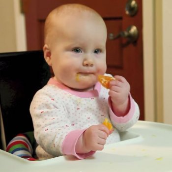 Un vídeo que enseña cómo acostumbrar al bebé a comer de todo