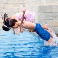 Mi hijo ya sabe tirarse de cabeza en la piscina
