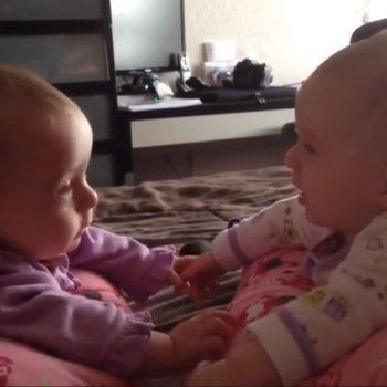 La primera vez que unas gemelas se miran a los ojos