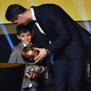 Los niños no entienden de enemigos. El gesto del hijo de Ronaldo hacia Messi