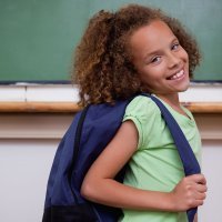 Si te preocupa la espalda de tu hijo, regula el peso de su mochila