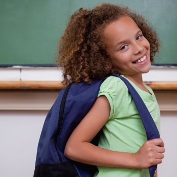 Si te preocupa la espalda de tu hijo, regula el peso de su mochila