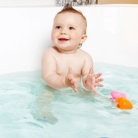 Cuando el baño del bebé se transforma en la fiesta de la risa