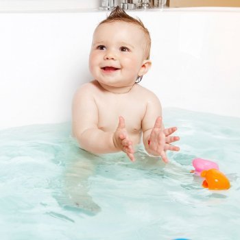 Cuando el baño del bebé se transforma en la fiesta de la risa