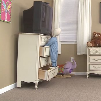 El peligro de que los niños suban a los muebles
