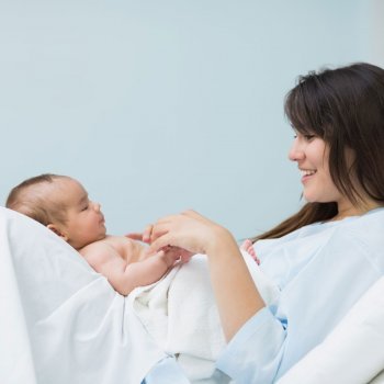 Las mujeres bajitas tienen menos problemas en el parto