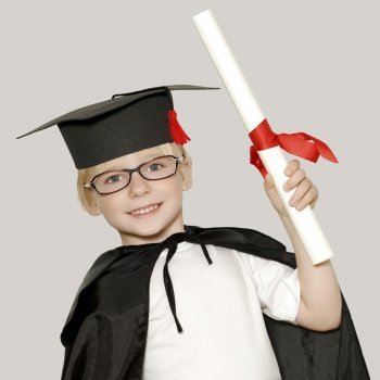 Fiesta de fin de curso de los niños. Adiós colegio, hola vacaciones