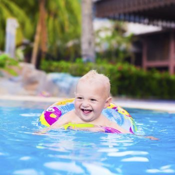 Peligros a los que se enfrentan los bebés en la piscina