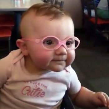 La sonrisa de un bebé al ponerse unas gafas