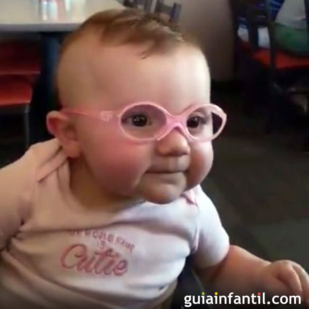 Mucama Maestro dueña La sonrisa de un bebé al ponerse unas gafas