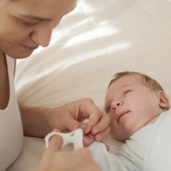 Cuando el bebé no se deja cortar las uñas