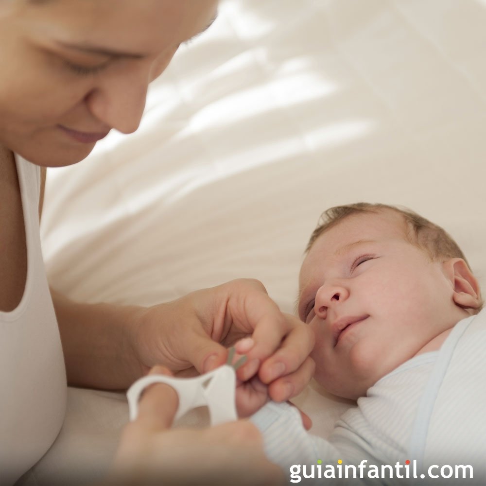 cortar las uñas a un bebé, como y cuando limar uñas recién nacido trucos
