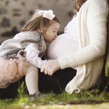 Cómo decirle a tu hijo que va a tener un hermano
