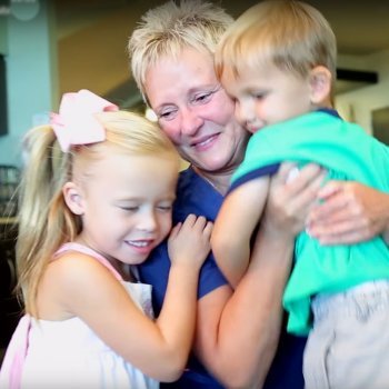 Niños prematuros dan las gracias a la enfermera que les cuidó