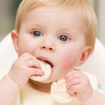 El peligro de las tortitas de arroz para los niños