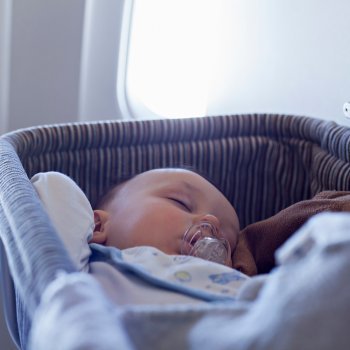 Un bebé nace en pleno vuelo. Partos en lugares extraños