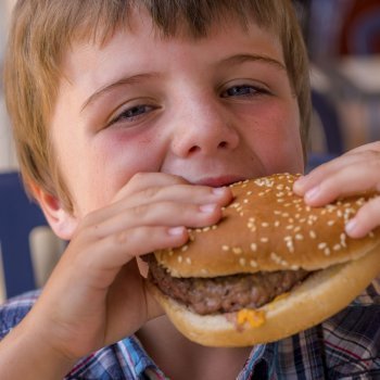 Hamburguesas y salchichas procesadas, declaradas cancerígenas