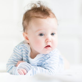Por qué cambia el color del pelo de algunos bebés