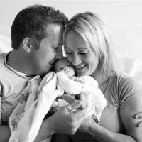 Fotógrafa registra el encuentro de unos padres con su hija adoptada