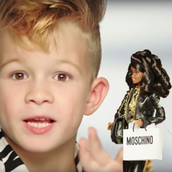 La primera vez que Barbie incluye un niño en sus anuncios