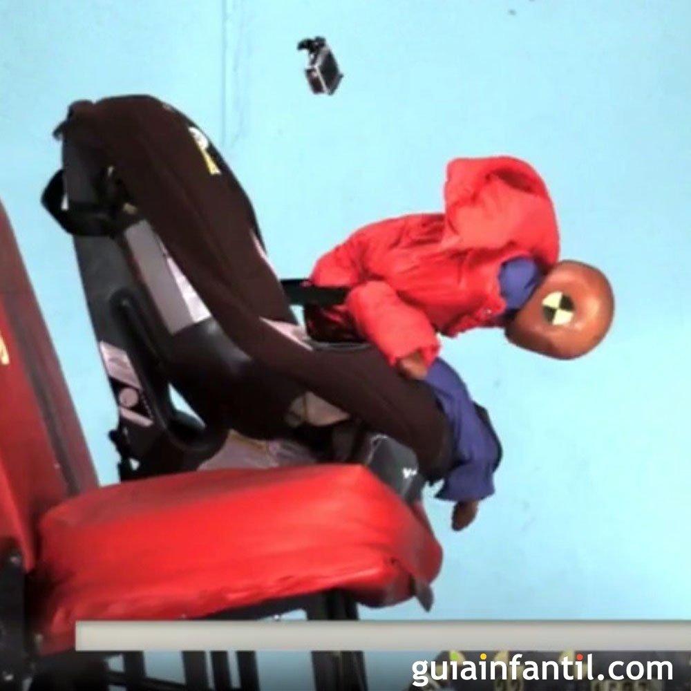 El peligro de llevar al niño con el puesto en la silla del coche