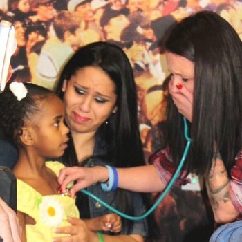 Una madre escucha emocionada el corazón donado de su hijo en otra niña