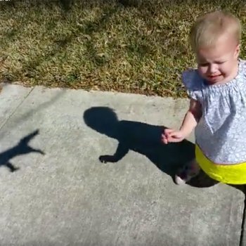 Un bebé siente terror al ver las sombras chinescas que hace su papá