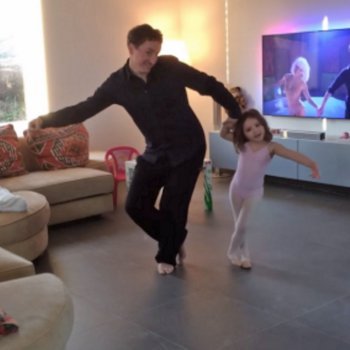 Padre e hija bailan como estrellas en casa
