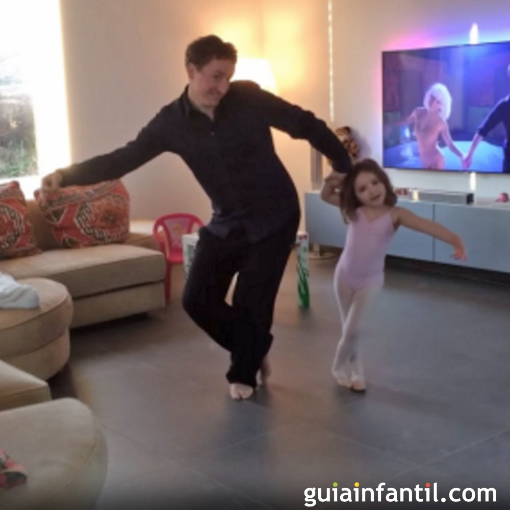 Padre e hija bailan como estrellas en casa