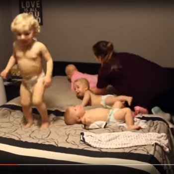 La habilidad de una mamá para vestir a cuatro bebés a la vez
