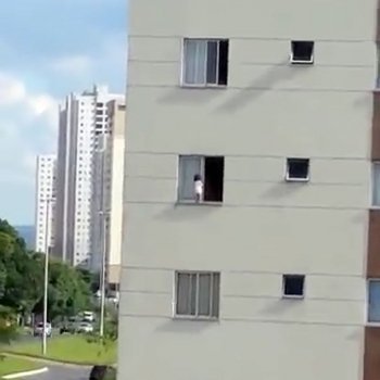 Las sobrecogedoras imágenes de un bebé que juega en una ventana