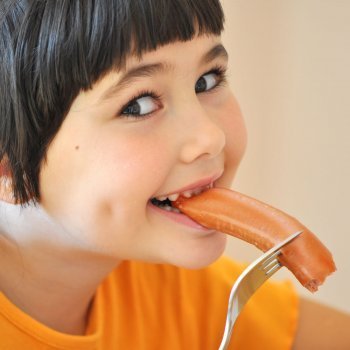 Por qué las salchichas pueden matar a un niño