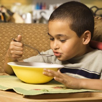 Qué hacer para que los niños coman cocido con garbanzos