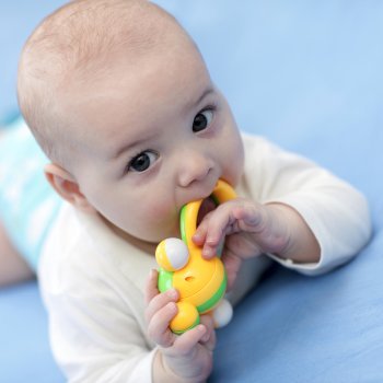 ¿Qué hacer cuando empiezan a salir los dientes del bebé?