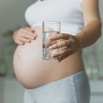 NO al agua del grifo durante el embarazo
