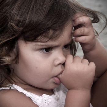 Los niños tienen el derecho a chuparse los dedos