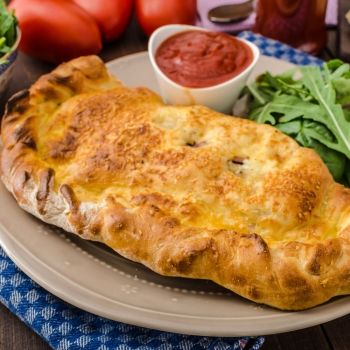 Calzone de jamón y queso: un sabor de Italia en manos de los niños