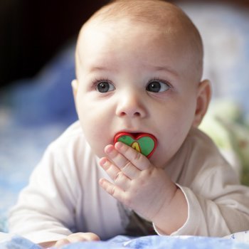 Los objetos pequeños son una amenaza para los bebés