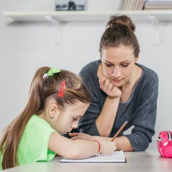 Echar una mano a los hijos en sus deberes escolares